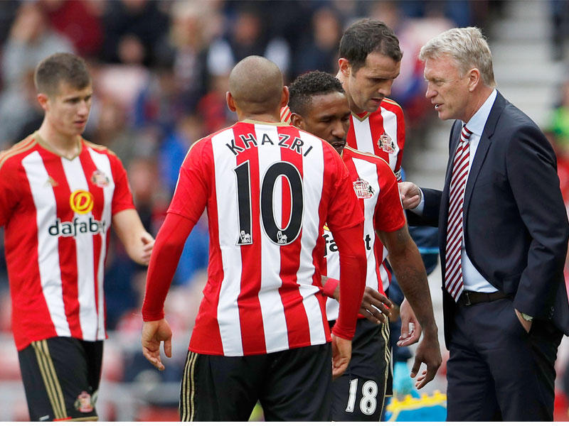 مويس مدرب سندرلاند إلى جانب لاعبي الفريق