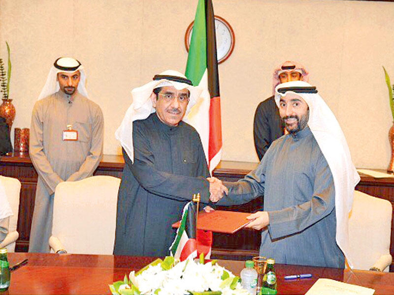 الوقيان خلال توقيعه العقد أمس