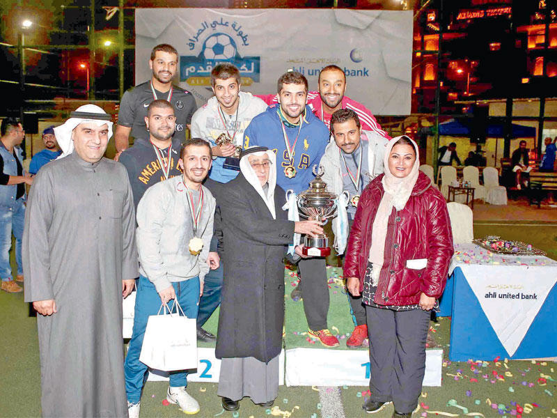 علي الصراف يحتفل بكأس البطولة بحضور مريم المضف وعامر نجم