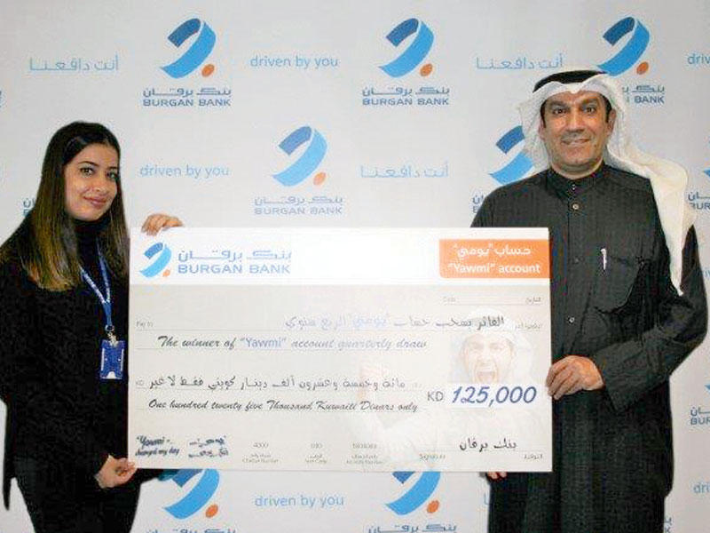 الفائز يتسلم الجائزة