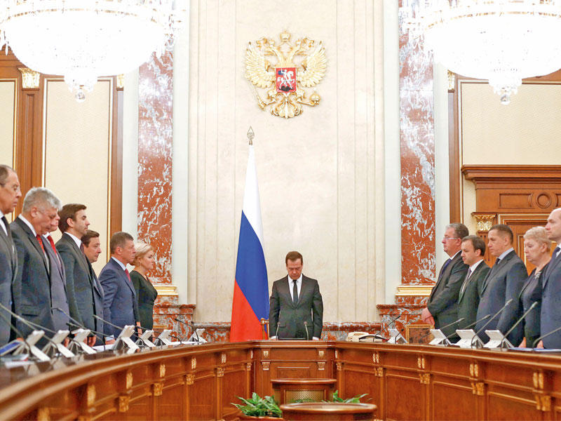 رئيس الوزراء ديمتري ميدفيديف وأعضاء حكومته يقفون حداداً على ضحايا الطائرة قبل اجتماعهم في موسكو أمس وفي الإطار بوتين خلال اجتماعه بالمجلس الاقتصادي الأوراسي في سان بطرسبرغtt               (رويترز)
