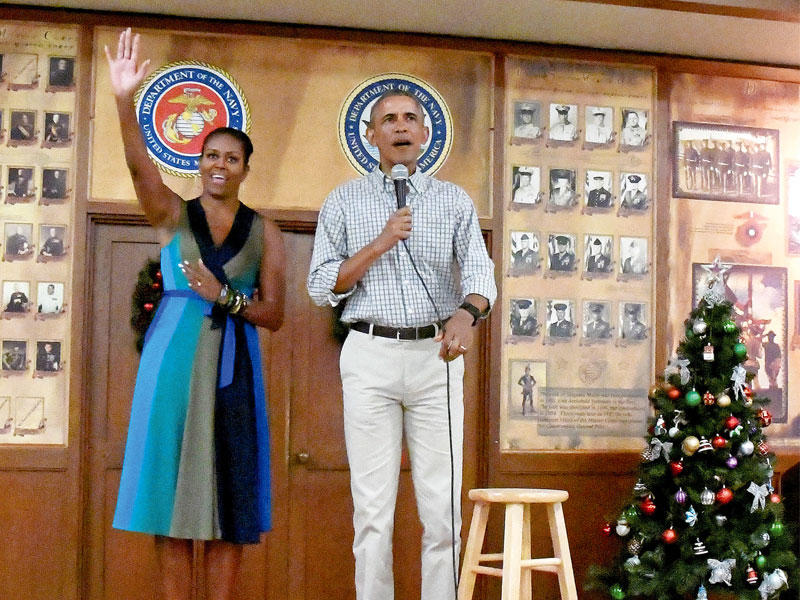 أوباما وزوجته في هاواي أمس الأول ( رويترز)