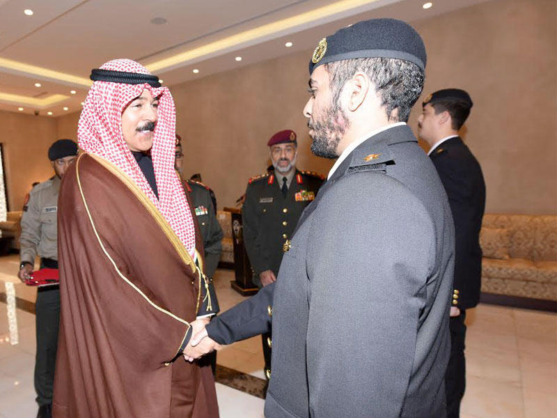 الخالد مصافحاً أحد الضباط الجدد