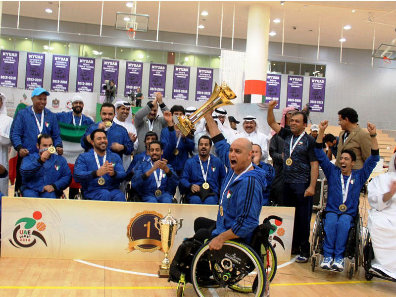 لاعبو منتخب الكويت يحملون كأس البطولة 