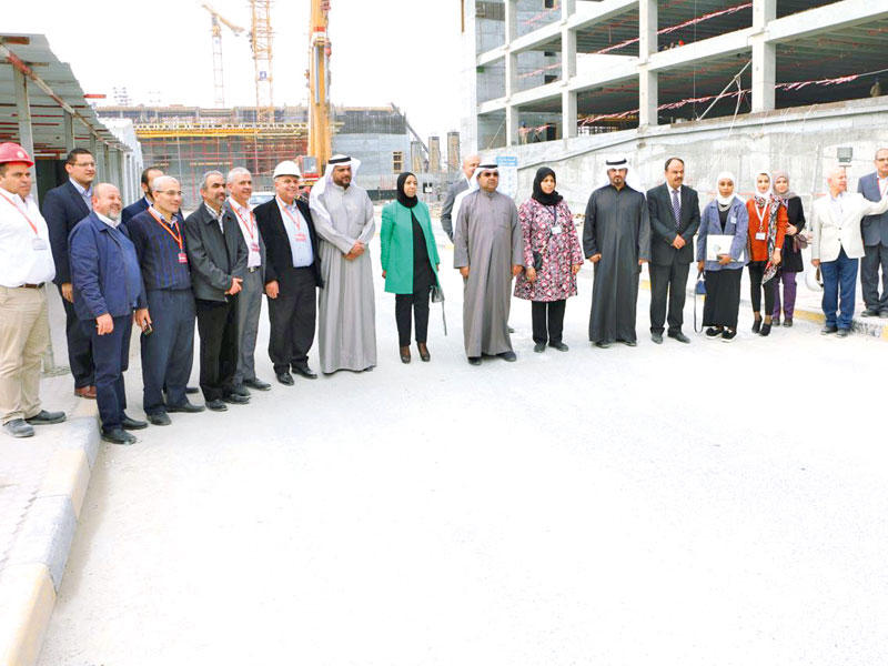 وفد «أمانة التخطيط» خلال تفقد مشروع مستشفى الفروانية الجديد