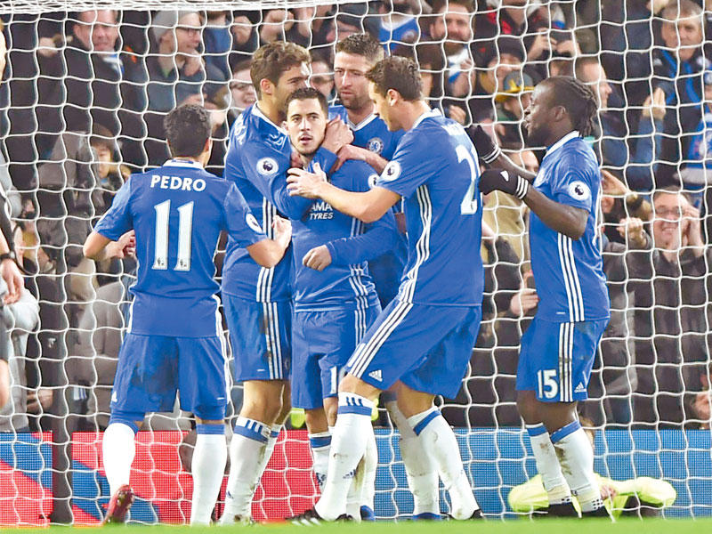 فرحة لاعبي تشلسي بهدف هازارد