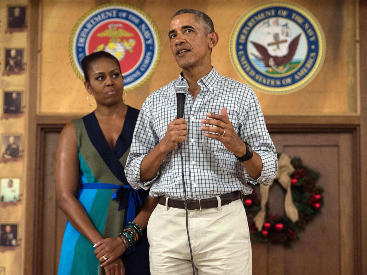 اوباما وزوجته في قاعدة بحرية بهاواي