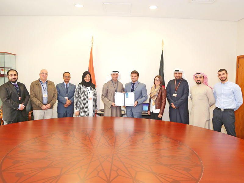 فريق الموارد البشرية مع أعضاء إدارة الكلية الأسترالية في الكويت