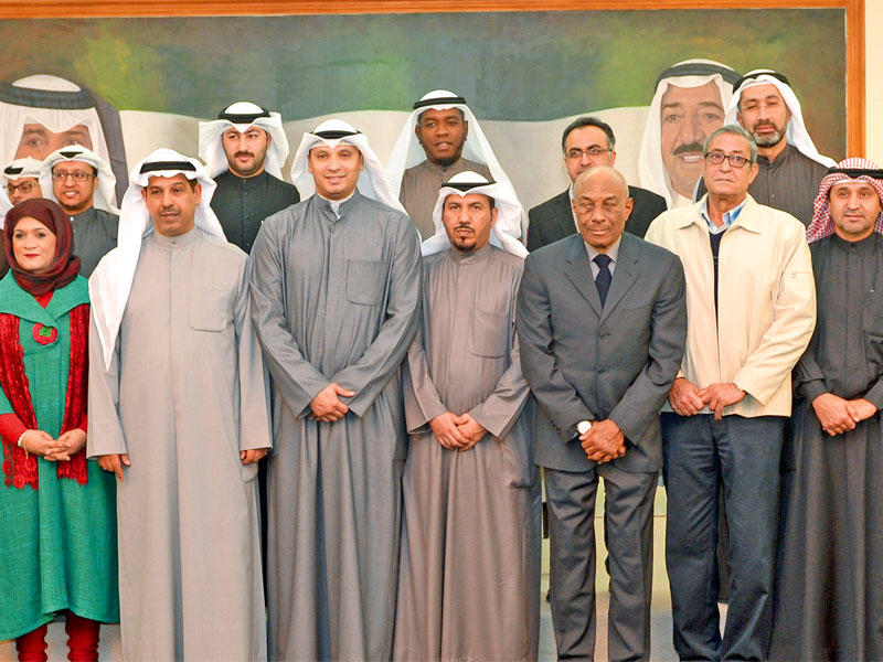 فليطح والهويدي وحاكم يتوسطون المكرمين (تصوير نوفل ابراهيم)