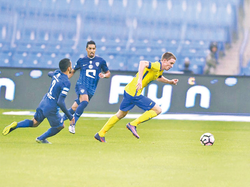 محترف النصر الكرواتي مارين توماسوف في حالة انفراد بالكرة 