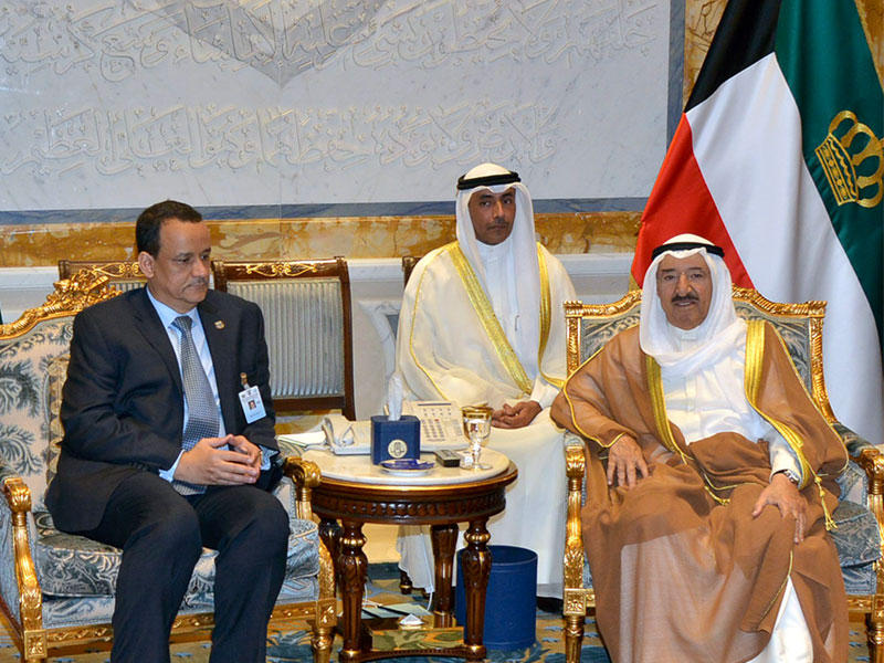 سمو أمير البلاد الشيخ صباح الأحمد مستقبلاً ولد الشيخ مع انطلاق مشاورات السلام اليمنية بالكويت 27 أبريل الماضي (كونا)