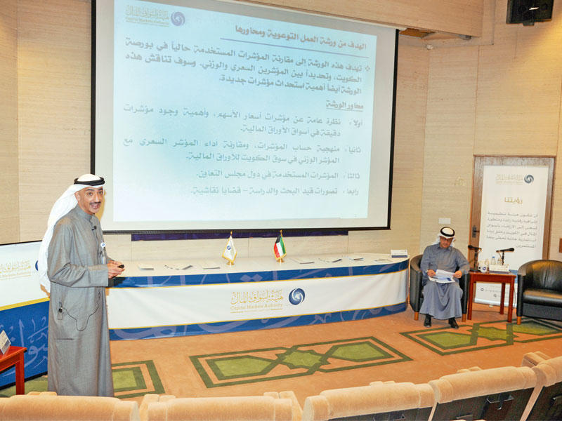 بوشهري متحدثاً خلال الورشة وخالد الصقر مدير إدارة التوعية