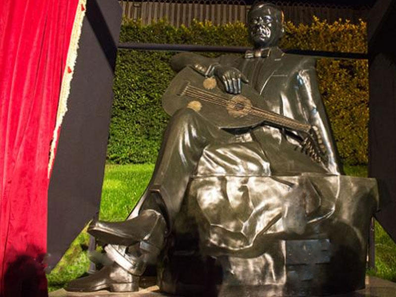 تمثال الفنان فريد الأطرش بدار الأوبرا المصرية