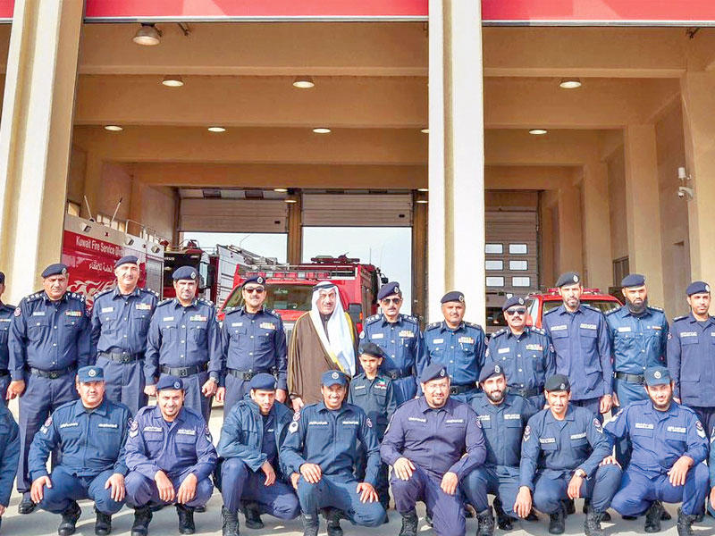 المكراد والمحافظ الأمير مع رجال الإطفاء