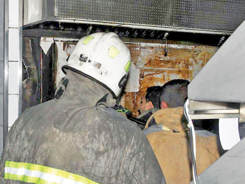 رجال الإطفاء في موقع الحريق