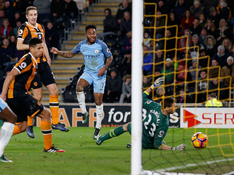 رحيم ستيرلنغ يحرز هدفه في مرمى هال سيتي