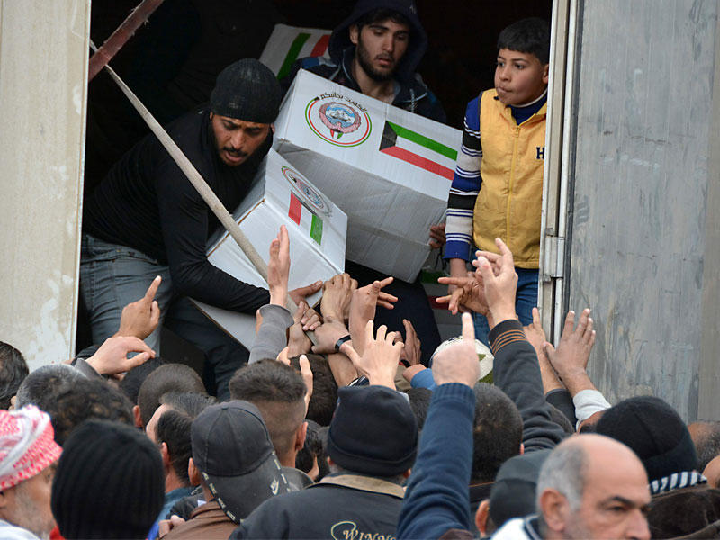  مساعدات إنسانية سخية لأهالي المحافظة ونازحي مدينة (الموصل)