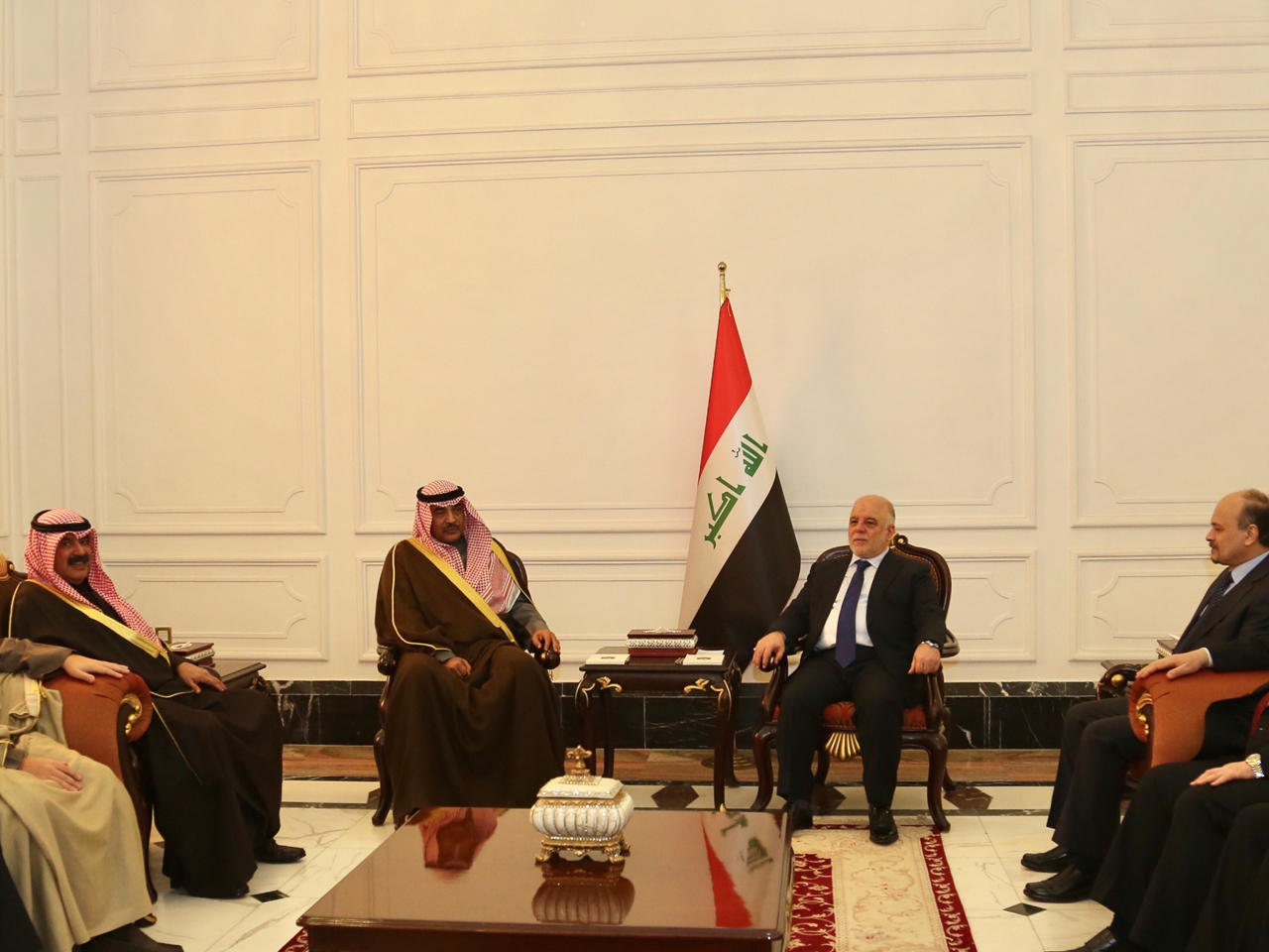 الخالد والوفد الكويتي خلال لقاء رئيس مجلس الوزراء العراقي أمس

