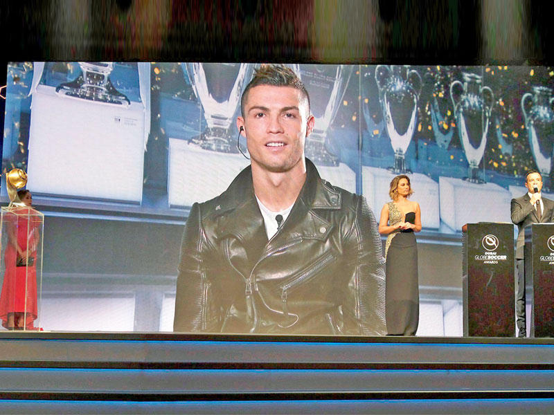 لحظة إعلان فوز رونالدو بجائزة أفضل لاعب في دبي