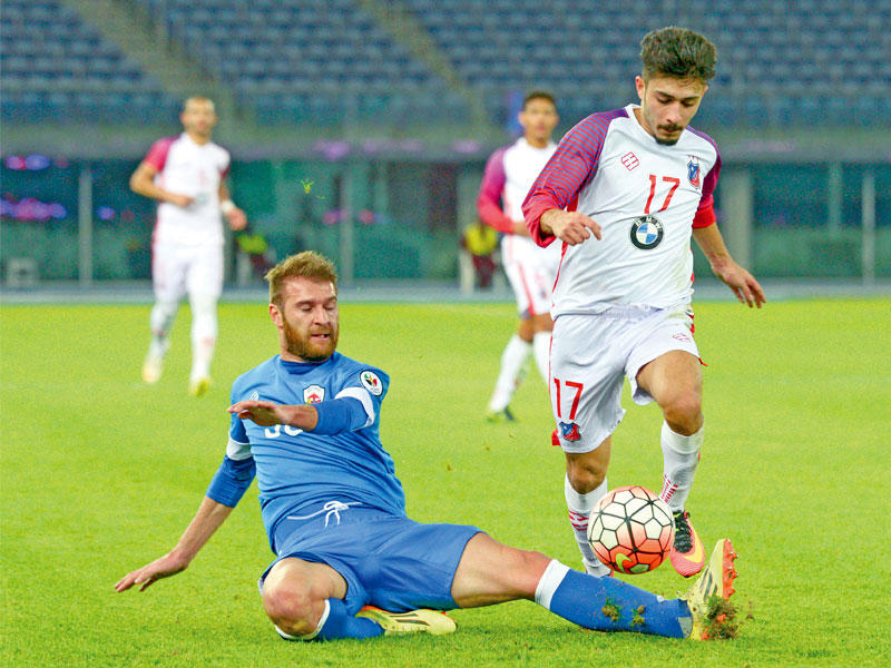 محترف الجهراء بريشا يقطع الكرة من أمام حسين الحربي في مباراة الكأس