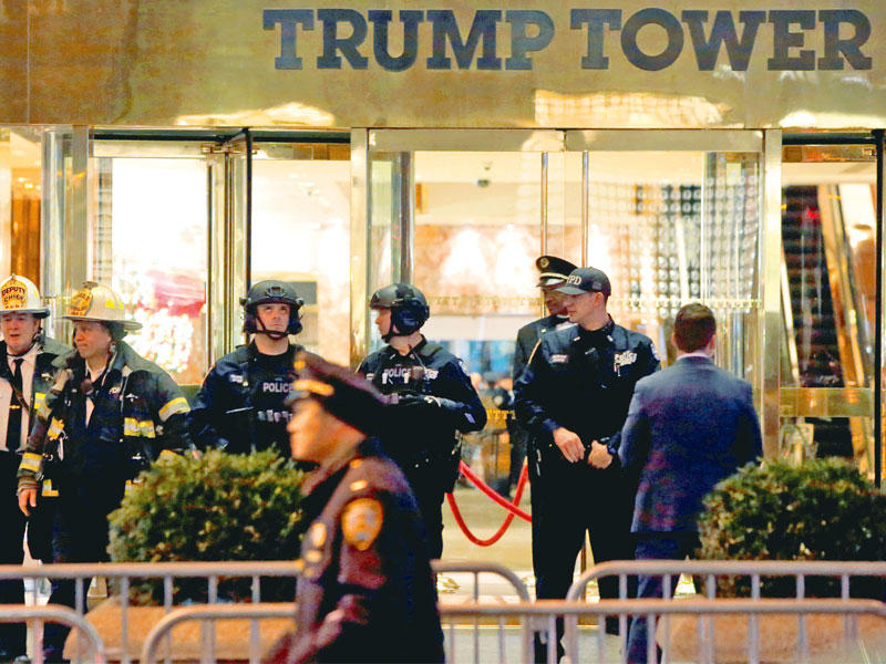 عناصر من الشرطة والإطفاء تؤمن برج ترامب أمس الأولt(رويترز)