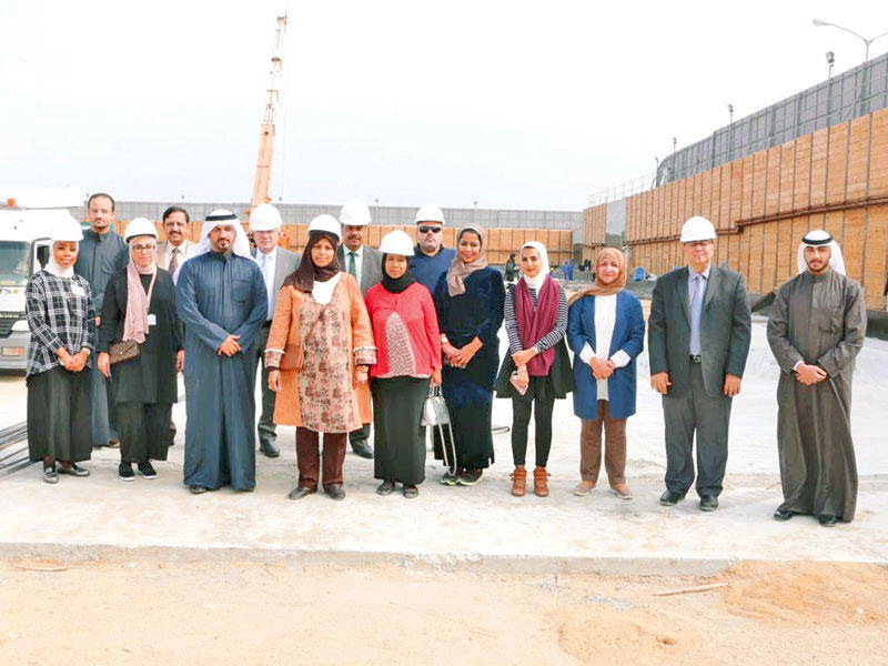 وفد «التخطيط» متفقداً مشروع المستشفى