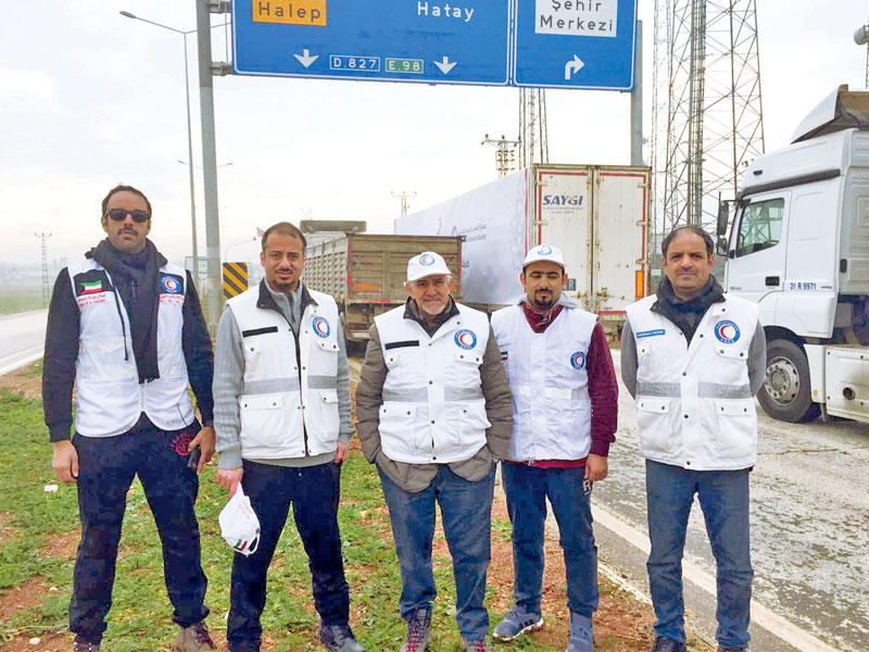 الساير وفريق «الهلال الأحمر» قبيل انطلاق شاحنات الإغاثة من غازي عينتاب التركيةn