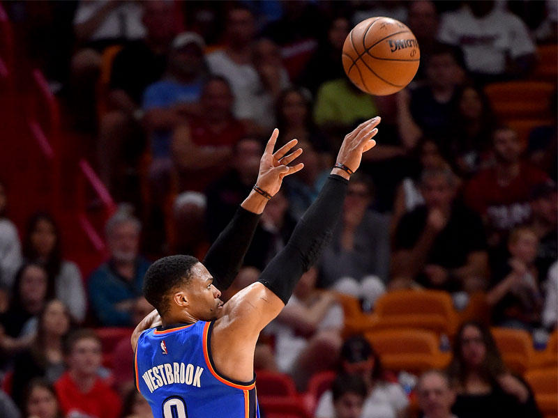 راسل وستبروك نجم أوكلاهوما يصوب ثلاثية أمام ميامي