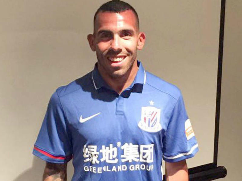 كارلوس تيفيز مرتدياً قميص نادي شنغهاي غرينلاند الصيني