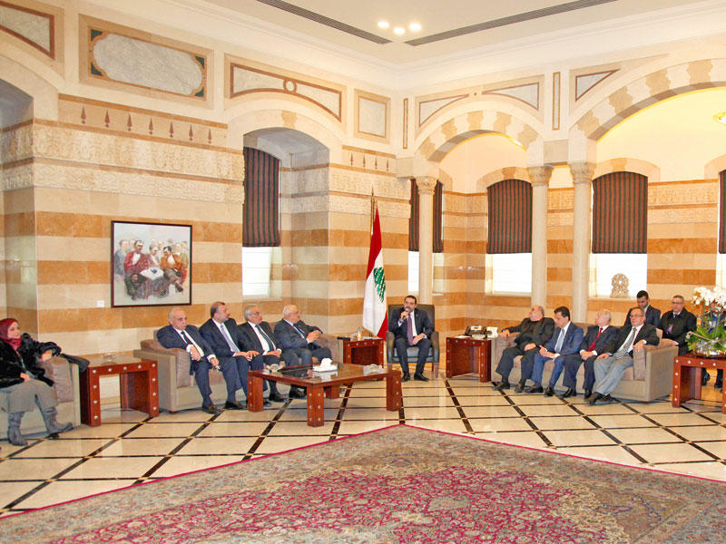 الحريري مستقبلاً وفداً من عائلات بيروت أمس (دالاتي ونهرا)