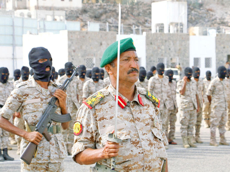 ضابط يمني يقف خلال استعراض بمناسبة تخريج دفعة من قوات مكافحة الإرهاب في عدن أمسt(أ ف ب)