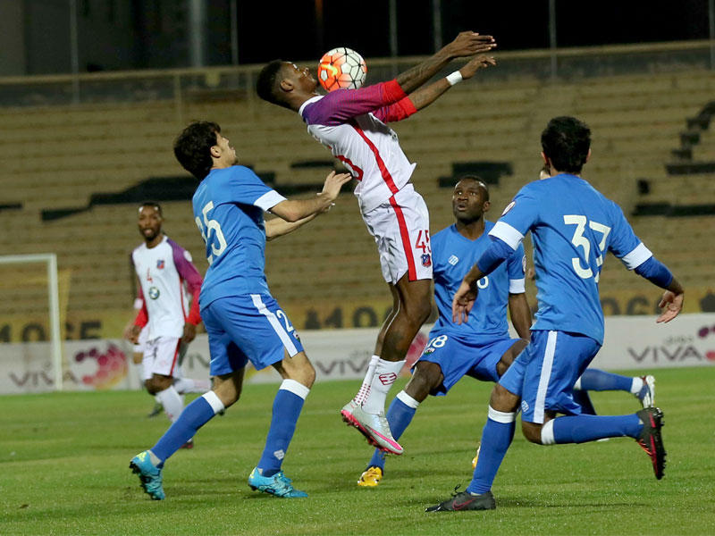 الإيفواري يسيطر على الكرة في حراسة لاعبي الجهراء