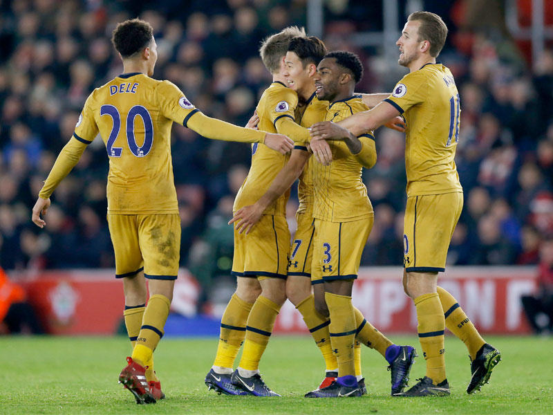 فرحة لاعبي توتنهام بهدف سون