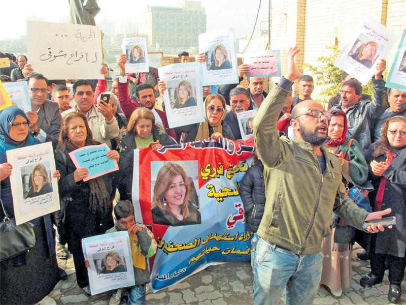 عراقيون يتظاهرون احتجاجاً على خطف صحافية وسط بغداد أمس (أ ف ب)