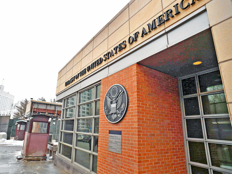 شرطي روسي يؤمن السفارة الأميركية بموسكو أمس ( أ ف ب)