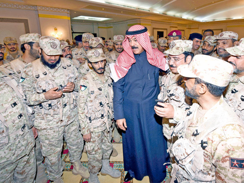 وزير الدفاع متفقداً القوة البرية الكويتية المشاركة في السعودية
