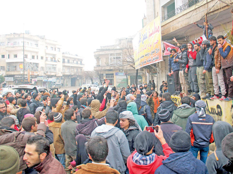 سوريون يستغلون الهدنة ويتظاهرون ضد الأسد في إدلب أمس (أ ف ب)