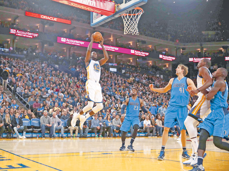 جانب من مواجهة مافريكس مع غولدن ستايت