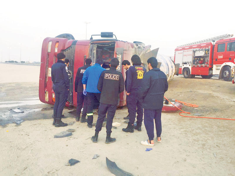 رجال الإطفاء يتعاملون مع الحادث