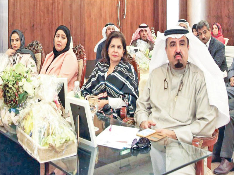 العوضي والصالح خلال تدشين المشروع