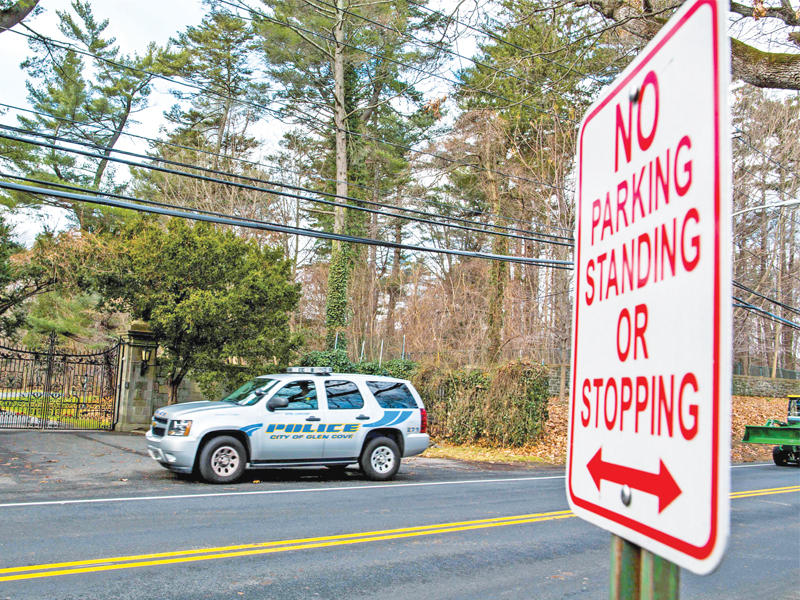 سيارة شرطة تمر بجانب مبنى تابع للسفارة الروسية في نيويورك بني عام 1931 أمس ( اي بي ايه)