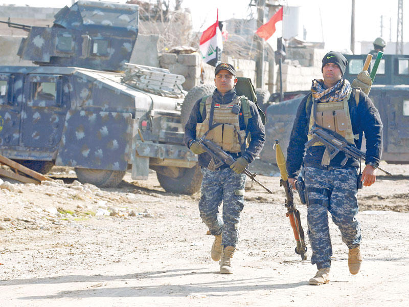عنصران من الجيش العراقي على جبهة الموصل أمس  (رويترز)n