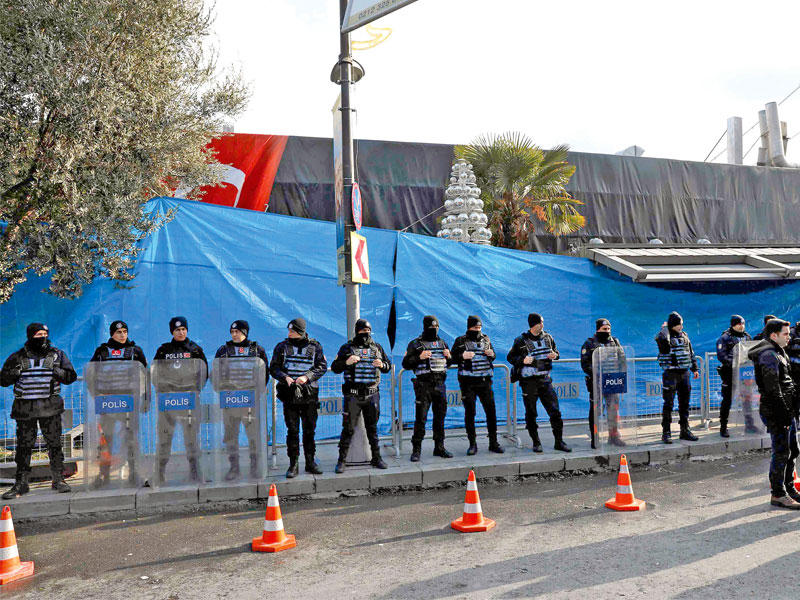 عناصر من الشرطة التركية خارج الملهى الذي تعرض للهجوم في اسطنبول أمس (رويترز)