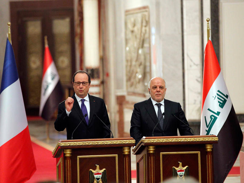 هولاند والعبادي خلال مؤتمرهما الصحفي المشترك في بغداد اليوم (رويترز)