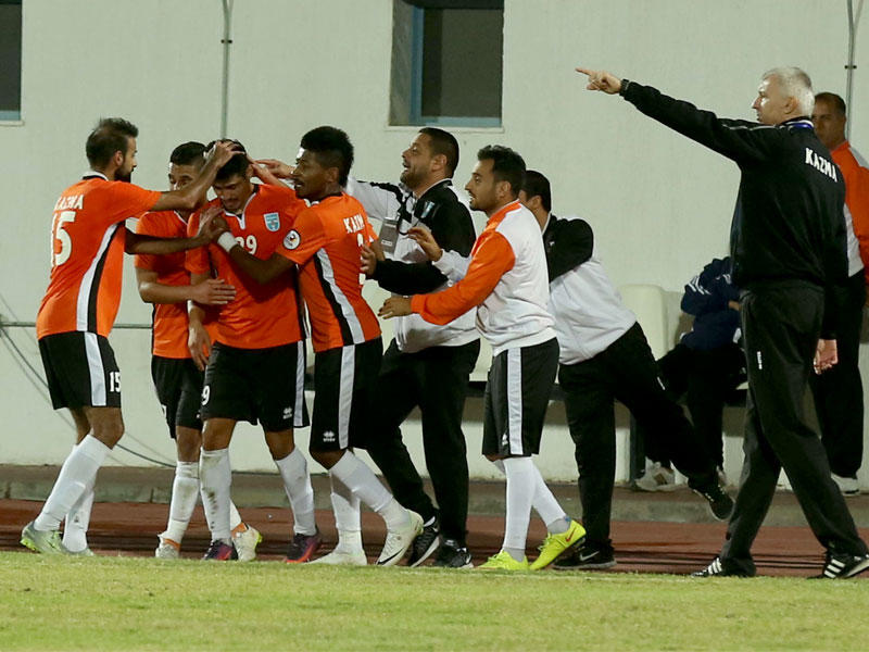 لاعبو كاظمة يحتفلون في مباراة سابقة