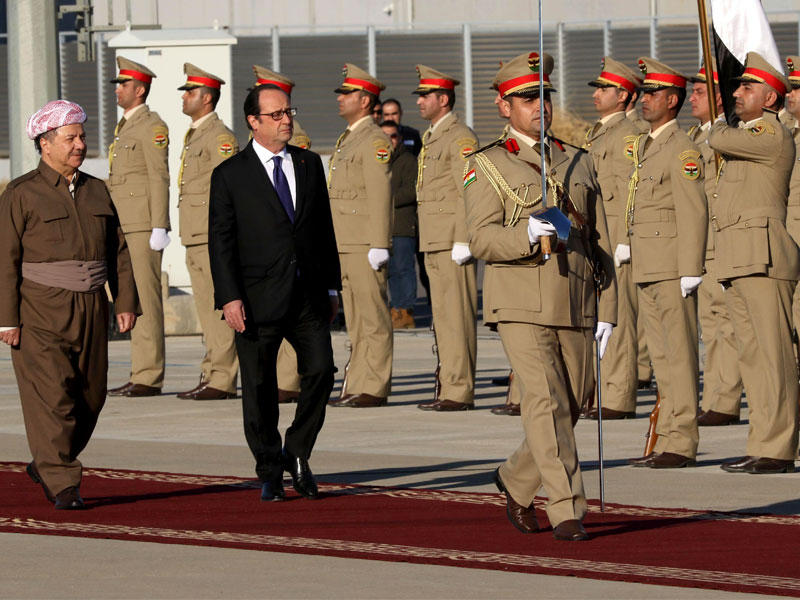 هولاند يستعرض حرس الشرف مع برزاني في مطار أربيل أمسt(أ ف ب)