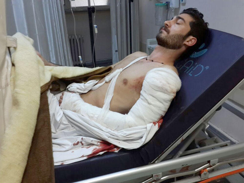 فرانسوا الأسمر، الذي أنقذ حياته استقرار الرصاصة في جواز سفر كان في جيبه، يتلقى العلاج بمستشفى إسطنبول أمس t          (الوكالة الوطنية)