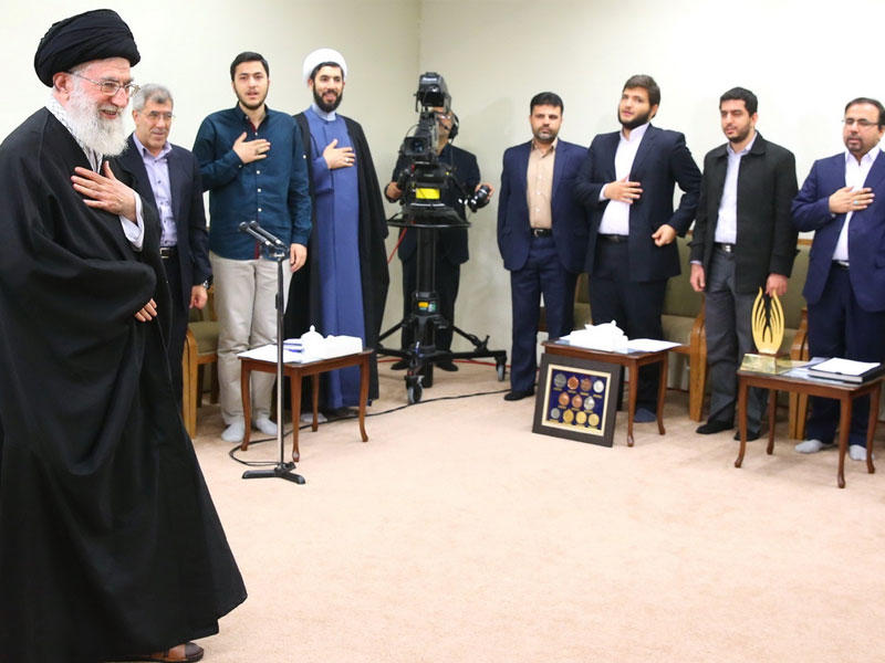 المرشد الإيراني الأعلى علي خامنئي مستقبلاً طلاباً من جامعة شريف الصناعية في طهران أمس (إرنا)