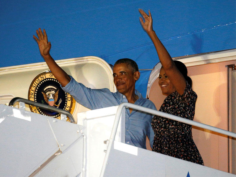 أوباما وزوجته أثناء مغادرتهما هاواي عقب انتهاء إجازتهما أمس الأول (رويترز)