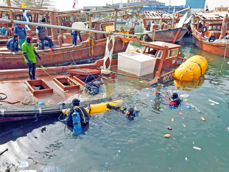 جانب من رفع المخلفات البحرية